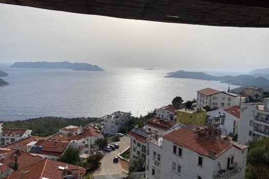 ANTALYA KAŞ ÇERÇİLER’DE ÇATI KATI FULL DENİZ MANZARALI SATILIK 1+1 DAİRE