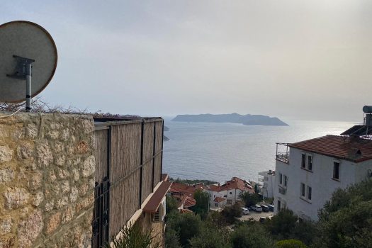 ANTALYA KAŞ ÇERÇİLER’DE ÇATI KATI FULL DENİZ MANZARALI SATILIK 1+1 DAİRE