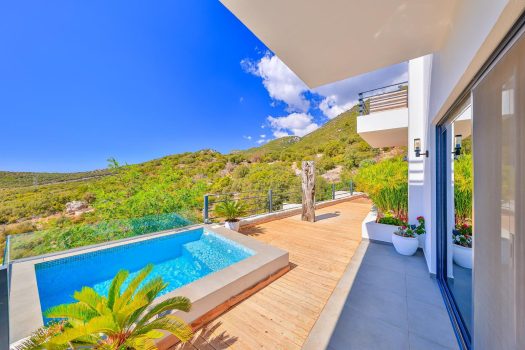 ANTALYA KAŞ YENİKÖY’DE DENİZ MANZARALI SATILIK VİLLA