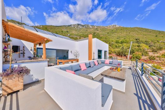 ANTALYA KAŞ YENİKÖY’DE DENİZ MANZARALI SATILIK VİLLA